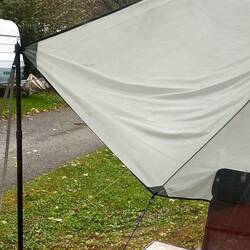 mit Regendächli über der Eingangstür 🌦️☔️