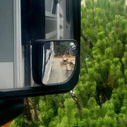 Stefan liest sein Buch.