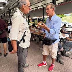 Dieser nette Franzose ist Profi und sucht hier und auf der ganzen Welt nach guten Steinen...