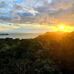 Sonnenuntergang am Restaurant mit dem Flugzeug