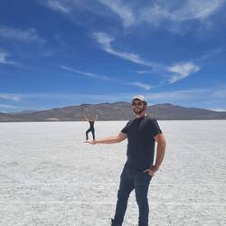 Alex wird auf Händen getragen