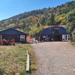 Werkstatt (Polsterei) von Claire und Wohnhaus links daneben