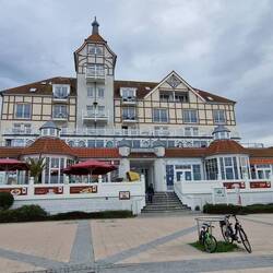 Erste Eindrücke auf dem Weg zum Treffpunkt...1905 Kurhaus und seit 2000 Apartmenthaus "Meeresblick"
