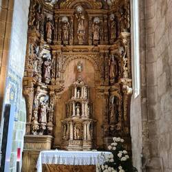 Einer der Seitenaltäre