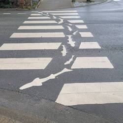 Kunstvolle Zebrastreifen.