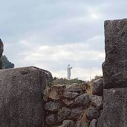 Il Cristo Bianco visto tra i megaliti