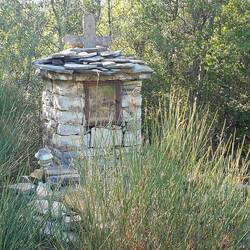 Diese orthodoxen Gebetsstätten stehen in allen Farben, Formen und Materialien in ganz Griechenland