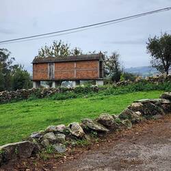 An hórreo. A granary to keep the vermin out.