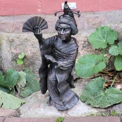 Kleine Bronzefiguren finden wir in der ganzen Altstadt. Aber meist Zwerge