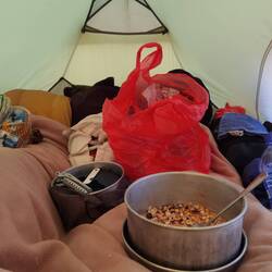 Frühstück im Zelt