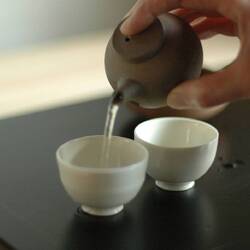 Gyokuru is served in tiny tea pots and tea cups to represent its hight quality