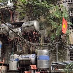 In diesem uralten Wohnhaus befinden dich aus Platzmangel alle Wassertanks außerhalb..