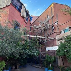 Wiso Risse flicken, mit Brettern geht es auch.