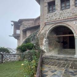 Links der alte Aufzugsmechanismus von außen ...