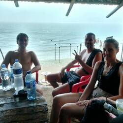 Bis wir in unserer Bucht ankommen sind wir klitschnass und der Regen will nicht aufhören 🙈😅