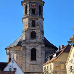 in der Mitte die Dreifaltigkeitskirche