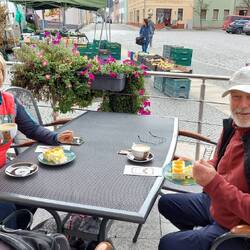 Die einzigen Gäste auf dem großen Marktplatz!