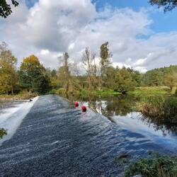 Die Neiße wird hier und da gestaut!