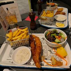 Good ol' Aussie fish ( flathead!!) and chips in Melbourne at 10 pm.