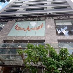The hotel , complete with absailing window cleaners
