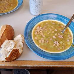 Le repas : soupe de petits pois et dés de jambon