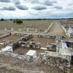 Blick auf den riesigen Marktplatz, umgeben von Geschäftshäusern