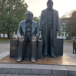 Karl Marx mit Friedrich Engels