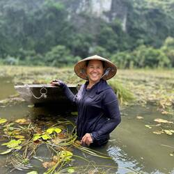 Frau At bereitet ihr Reisfeld vor
