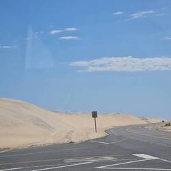 Der Sand wird dauernd von der Straße gebaggert.