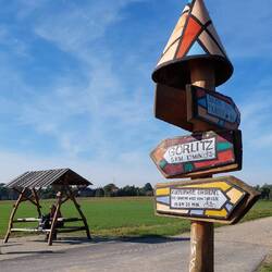 Originelle Info und schöne Pausenbank!