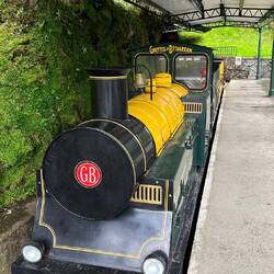 Den Ausgang erreicht man dann per Bimmelbahn.