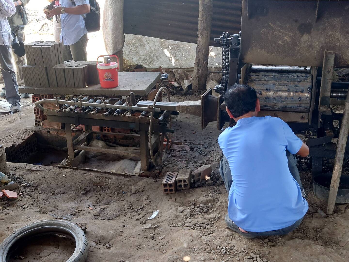 Machine to make bricks