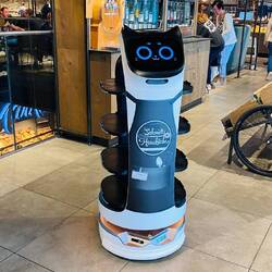 Selbst ein Roboter arbeitet im Service