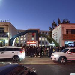 Nein, keine kostenlose Ausgabe....nur die Abholzeit der Kinder von der Grundschule (um 18 Uhr!!!)