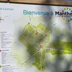 Ein sehr sauberer, kleiner Ort mit Tante Emmaladen, Frisör, Bäckerei, Metzgerei, Kiosk