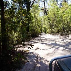Die Rückfahrt geht wieder durch tiefen Sand