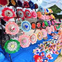 All posies on this stall made up of 10,000 dong notes