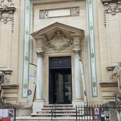 Im Jugendstil gestalteter Eingang zum Museum für Malerei, Architektur und bildende Künste