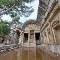 Ampel der Diana (tatsächlich aber eine Verehrungsstätte für Kaiser Augustus)