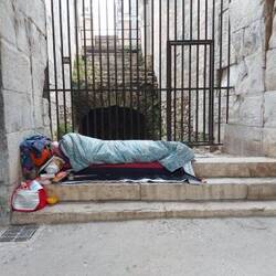 Obdachloser am Amphitheater