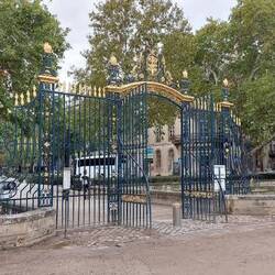 Wunderschönes Tor in den Gartenanlagen