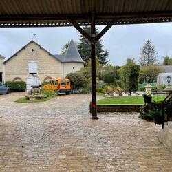 Privateingang - kurzes Gespräch mit Inhaber. Thema: Regen, ein Segen für die Gegend