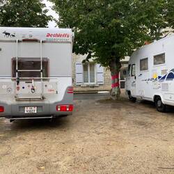 Wir stehen auf einem ebenen naturbelass. Boden