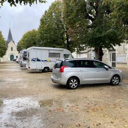 Schöner, ruhiger Platz... 5 m vor dem Haupteingang des Rathauses (Mairie)