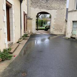 Blick zum Privateingang eines Bewohners mit grossem Garten