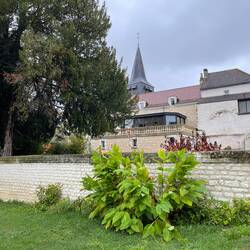 Vom Fluss her Rtg Kirchplatz blickend