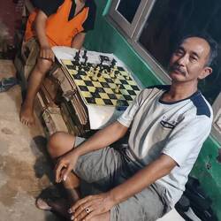 Met some guys playing a rough chess game on the street. Talking about strategies 😅😎