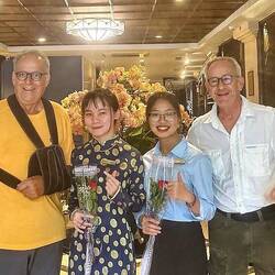 Auch Miss Bora und ihre Kollegin freuen sich über Ihre aufmerksamen Gäste