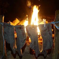 Socken trocknen am Lagerfeuer