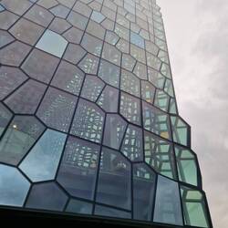 ... Da hat die Elphi optisch wohl etwas geklaut🤫. Allerdings zum 5-fachen Preis...